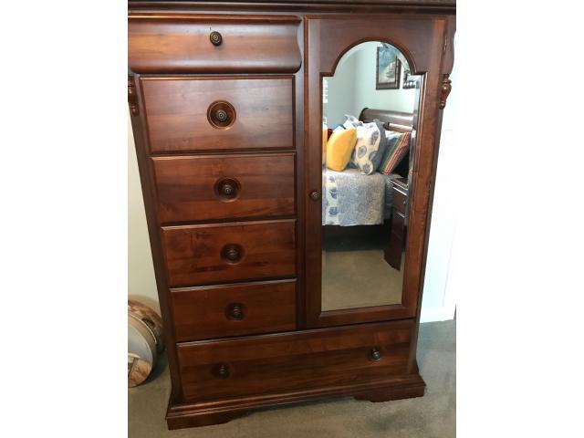 Beautiful queen size sleigh bed, dresser and nightstand. in Syracuse